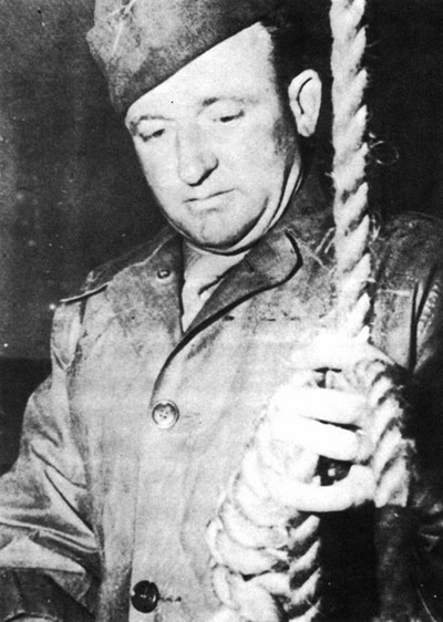 Pic 2. Public-Domain-Master-Sergeant-Woods-readies-the-Gallows-at-Nuremberg-in-19462