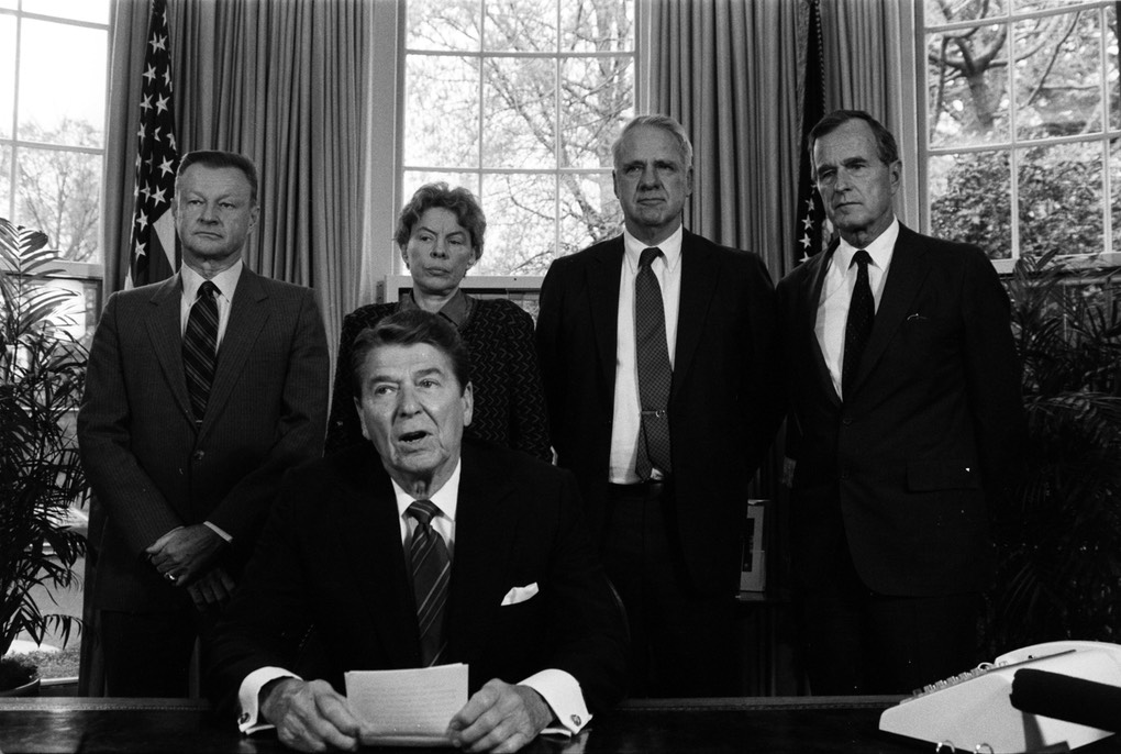Pic 4. President Ronald Reagan meets in the White House Oval Office with conservative leaders of Washington's national defense establishment. (File), 1026167638